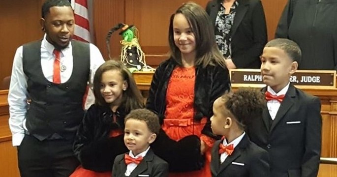 Un père célibataire a adopté cinq frères et sœurs pour ne pas qu'ils soient séparés