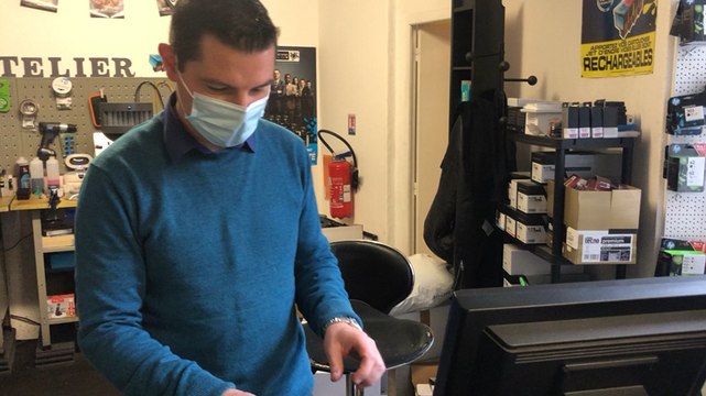 Stéphane Caradec, de Point d’encre, explique le rechargement des cartouches