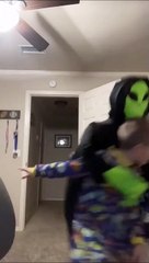 Son fils se fait enlever par un alien