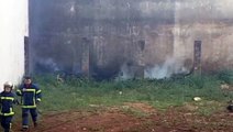 Bombeiros combatem incêndio em terreno no Centro