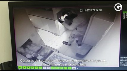 Download Video: Câmeras de segurança flagraram o momento em que um dos criminosos entrou na loja