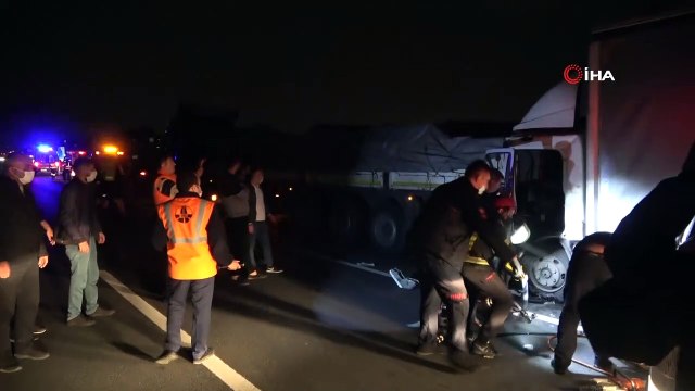 TEM’de kamyon tıra çarptı, Ankara istikametinde araç kuyruğu oluştu