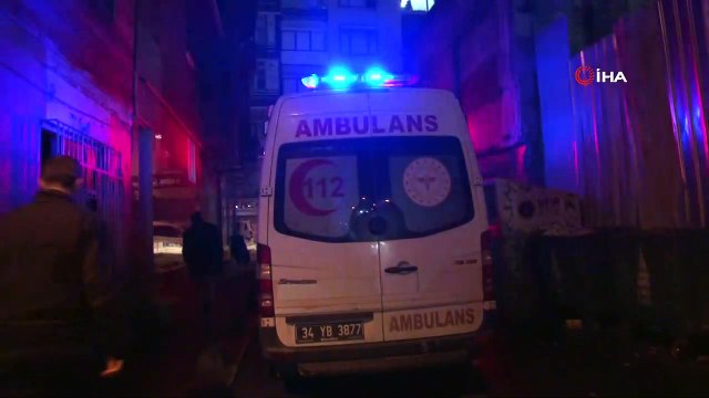 Beyoğlu'nda freni boşalan çöp kamyonu bir evin kapısına çarptı