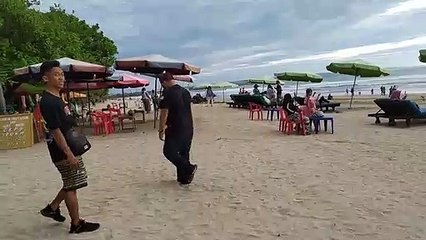 Sunset di Pantai kuta bali yang terhalang mendung tipis -  VID_20201031_172037