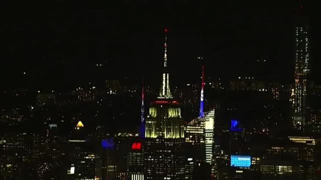 Nueva York ilumina sus edificios durante la noche electoral