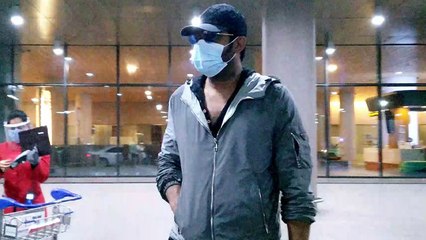 Prabhas spotted at Mumbai Airport | FilmiBeat