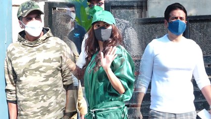 Laxmii Starcast spotted at airport all set for Movie Promotion | FilmiBeat