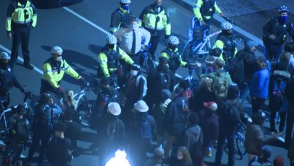 지지자끼리 언쟁도...백악관 앞 시민 운집 / YTN