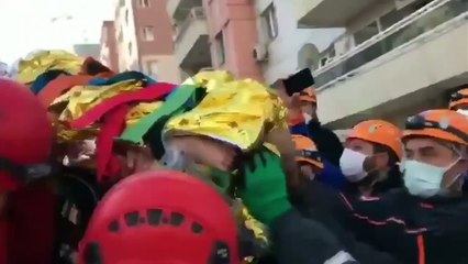 Enkazdan ambulansa giderken annesine seslendi | Video