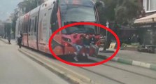 Bursa'da 3 çocuğun tramvayda tehlikeli yolculuğu kamerada