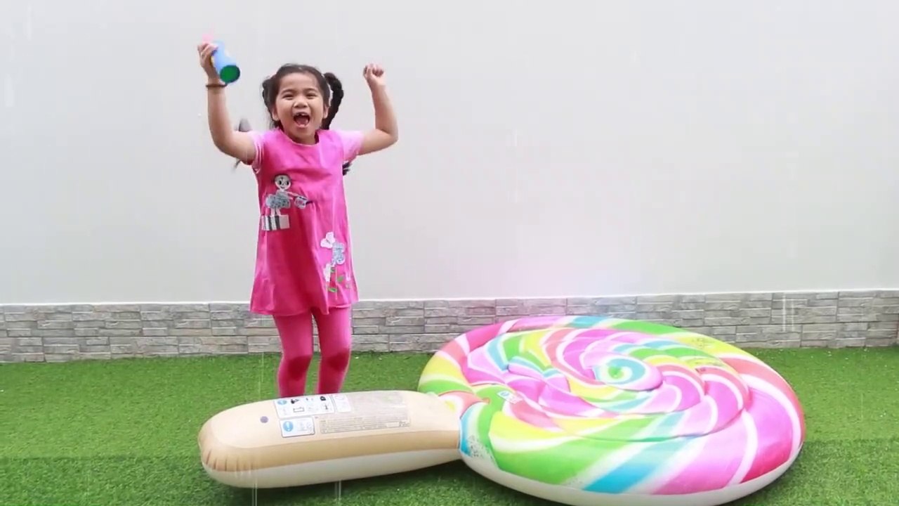 Suri Pretend Play Locked Outside of Her House - Funny Stories for Kid - Kids funny videos