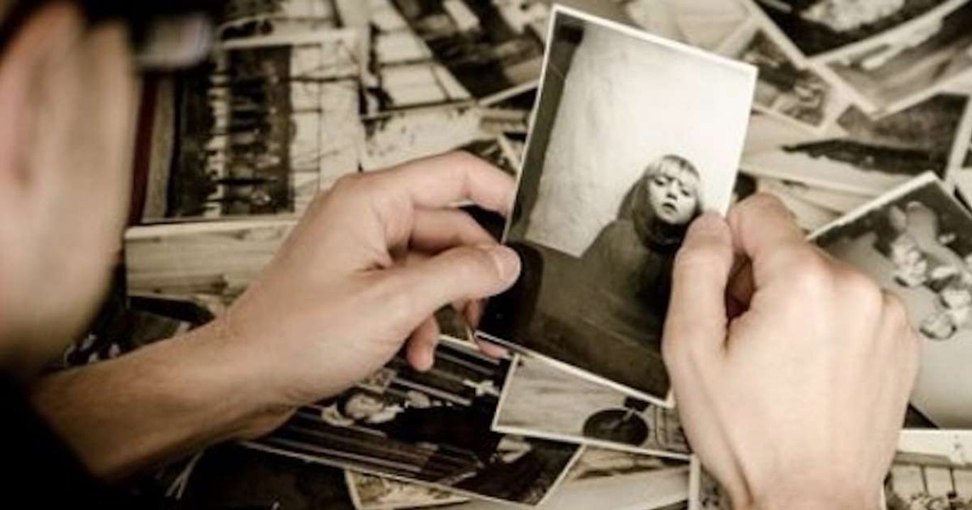 Il tombe sur une photo de sa mère lorsqu'elle était jeune et fait une incroyable découverte