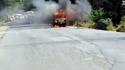 मारुति वैन में आचानक आग लग जाने से राहगीरों में हड़कंप मचा