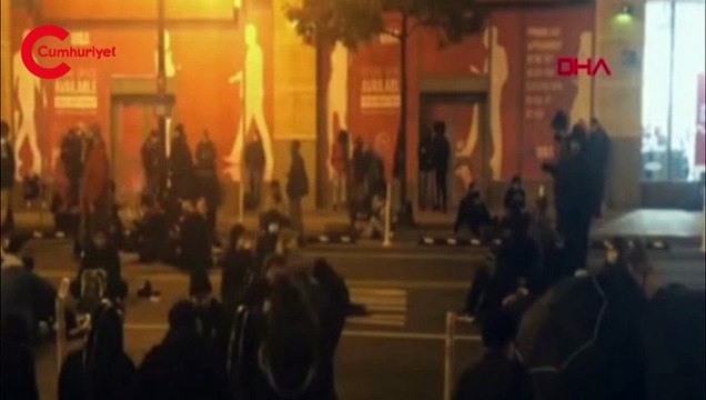 Trump karşıtı grup seçim sonuçlarını Beyaz Saray önüne takip ediyor