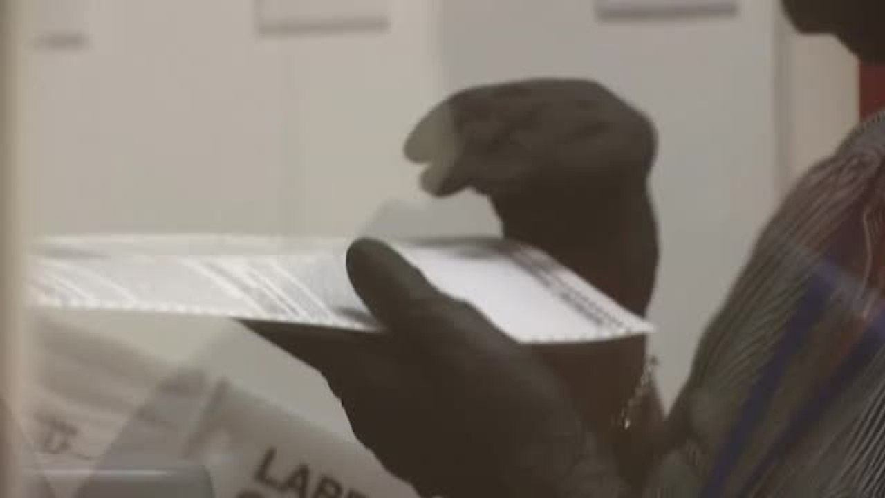 El demócrata Biden pide paciencia mientras que el republicano Trump canta victoria