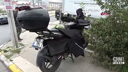 Polis kaza yapan kişinin üzerine montunu örttü | Video