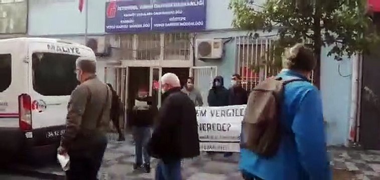 Üniversiteliler vergi dairesi önünde sordu: Deprem vergileri nerede?