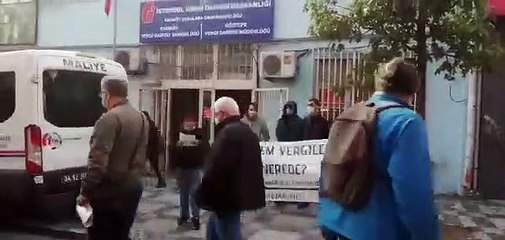 Üniversiteliler vergi dairesi önünde sordu: Deprem vergileri nerede?