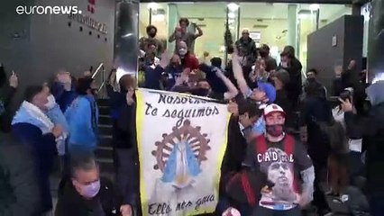 مارادونا يستأصل ورماً دموياً من الدماغ ومحبوه يعربون عن دعمهم