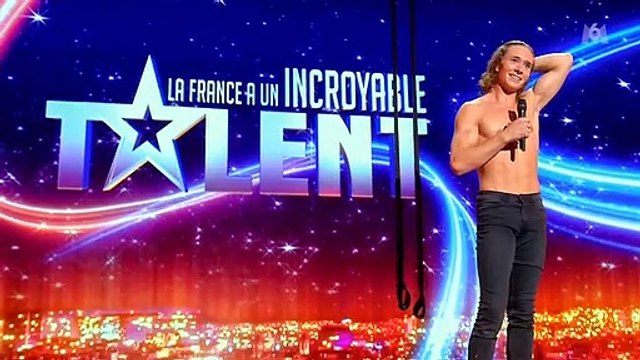 Antony Cesar, danseur, sangliste et acrobate, dans l'émission La France a un incroyable talent sur M6. Le 3 novembre 2020.