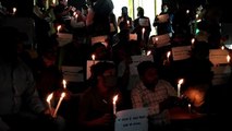अर्नब गोस्वामी  की गिरफ्तारी को लेकर लखनऊ के पत्रकारों ने मोमबत्ती जलाकर प्रकट किया विरोध