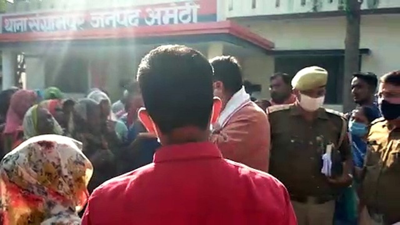 जिला बदर अपराधी को थाने से छुड़ाने को बीजेपी नेता के प्रतिनिधि ने थाने का किया घेराव