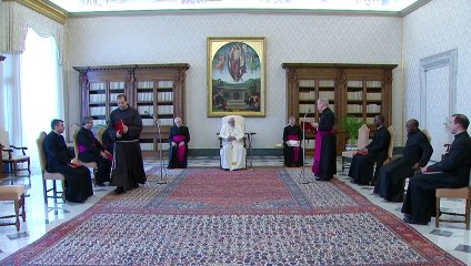 Papa volta a celebrar audiências virtuais