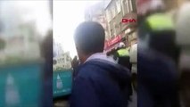 Beyoğlu'nda korku dolu anlar! Kendilerini dışarı attılar