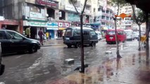 شاهد .. الامطار الشديدة والسيول تجرف السيارات والشاحنات في مصر