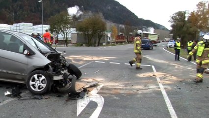 Gefährliches Überholmanöver in Kundl führte zu Frontalcrash zweier Autos