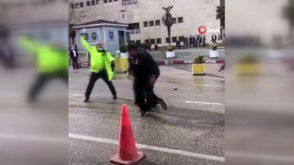 Bursa Adliyesi önündeki bıçaklı kavga kamerada