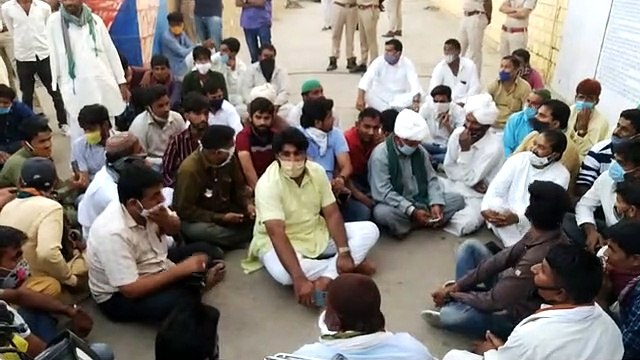 पूर्व सरपंच की गिरफ्तारी से गरमाया माहौल, कोतवाली पर बड़ी संख्या में लोगों के साथ दिया धरना