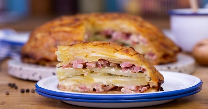 Découvrez l'ambitieux dôme géant de pomme de terre, à la raclette et aux lardons !