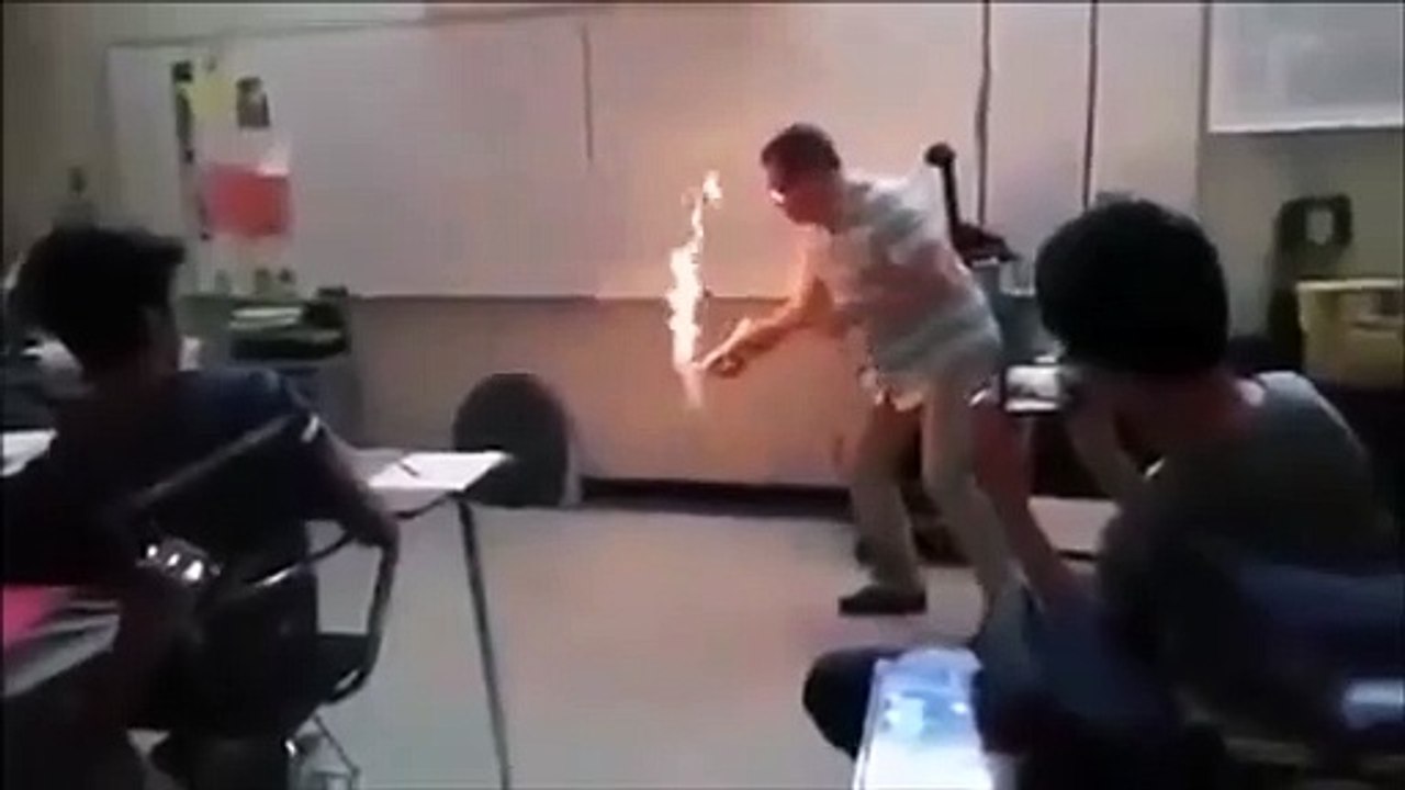 Ce professeur met le feu au sol de la classe... Oups