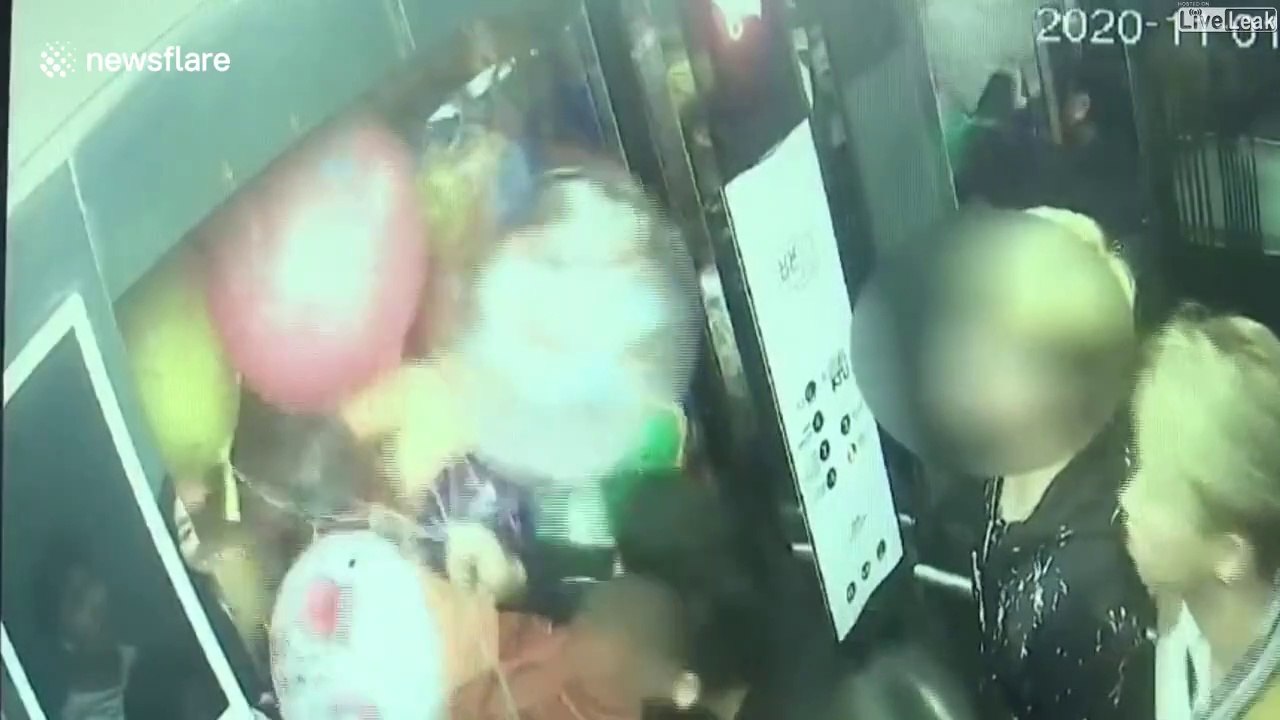 Prendre l'ascenseur avec des ballons gonflés à l'hélium... mauvaise idée