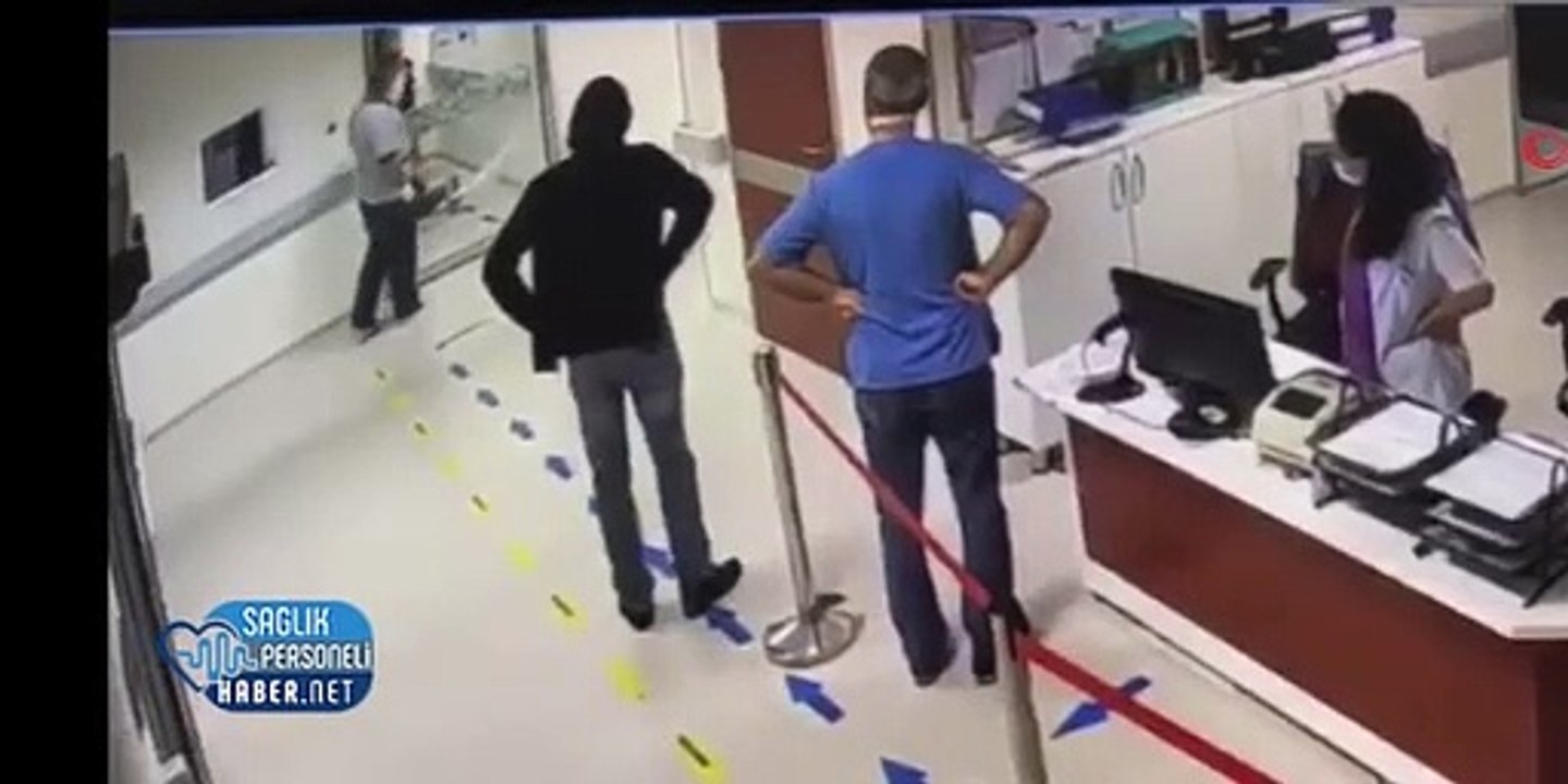 Sağlık kontrolünde polise zor anlar yaşattı, hastanenin kapılarını tekmeledi