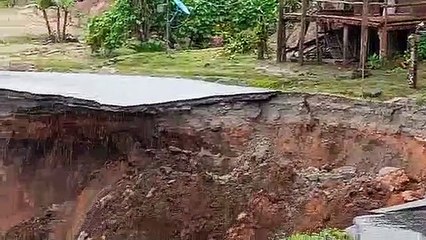 ¡Impresionante vídeo! Calle se desploma por fuertes lluvias en Coto Brus