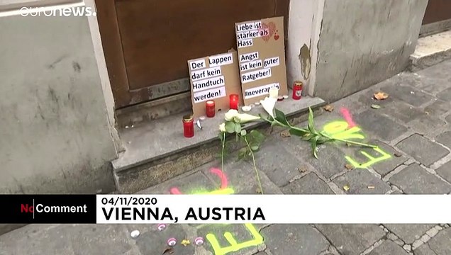 تقدیم گل و روشن کردن شمع به یاد قربانیان حمله تروریستی وین