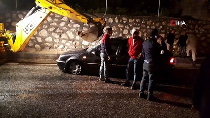 Otomobilin çarptığı at aracın içine girdi