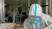 Consuelo y ánimos de los sanitarios a pacientes de la UCI en un hospital de Ourense