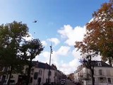 Hélicoptère militaire survolant le quartier Dunois, dans le centre-ville d'Orléans, dans le cadre d'un exercice