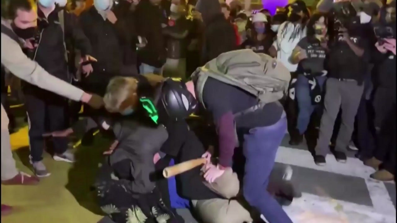 [앵커리포트] 시위대 폭행에 흉기 피습 논란까지...혼돈의 美 대선 / YTN