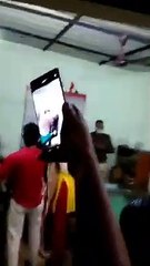 दोस्त के साथ रह रही थी युवती, घरवालों ने पुलिस चौकी में की मारपीट