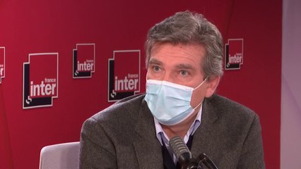 Arnaud Montebourg dénonce "l'habitude d'avoir un grand-oncle qui veille sur nous, qui fait que finalement on accepte ses atteintes à nos droits fondamentaux"