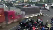 TIR sürücüsü kırmızı ışıkta duramadı araçları biçti geçti | Video