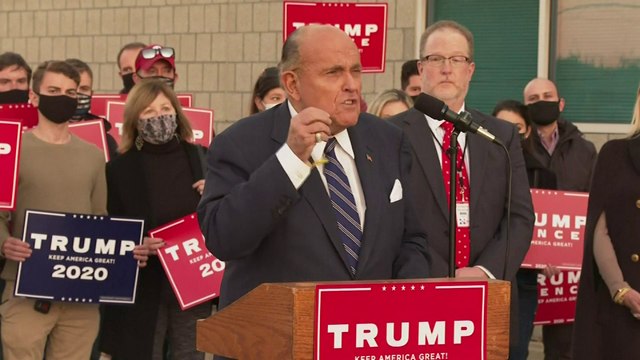 Vous pensez qu'on est stupides ? Les démocrates pensent que vous êtes stupides ! : Rudy Giuliani soutient la victoire de Donald Trump