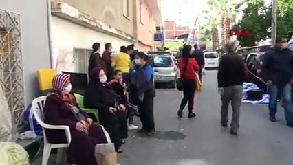 İzmir'de evleri zarar gören depremzedeler taşınıyor