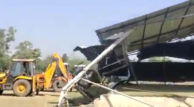 फ्रांस के राष्ट्रपति इमैनुएल मैक्रों में विरोध करने वाले MLA आरिफ मसूद अवैध निर्माण पर चला बुलडोजर