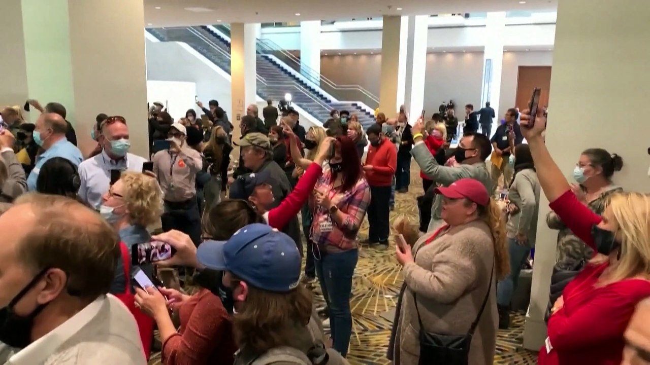 US-Wahl: bewaffnete Trump-Anhänger stürmen Auszählhallen