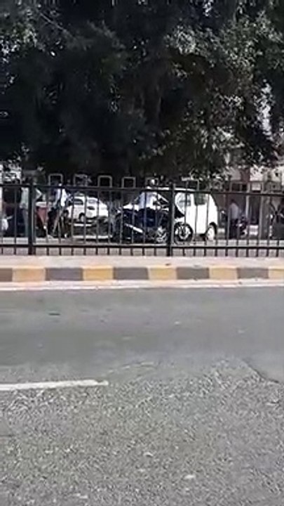 तेज रफ्तार ट्रक ने पुलिस का लोगो लगी कार ने मारी जोरदार टक्कर